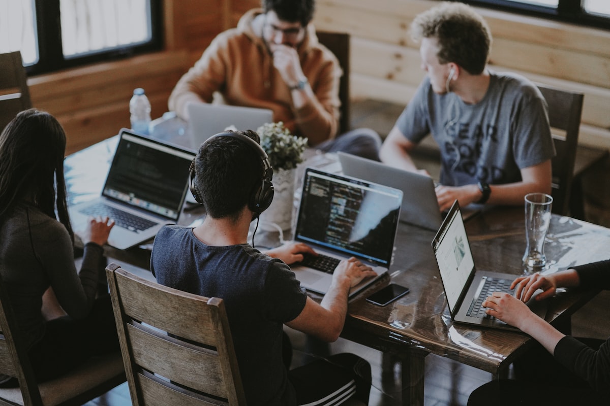 Networking real: cómo construir tu red profesional en el sector de la comunicación
